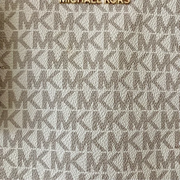 Michael Kors Voyager Tote in vanilla and acorn colors - Picture 3 of 15